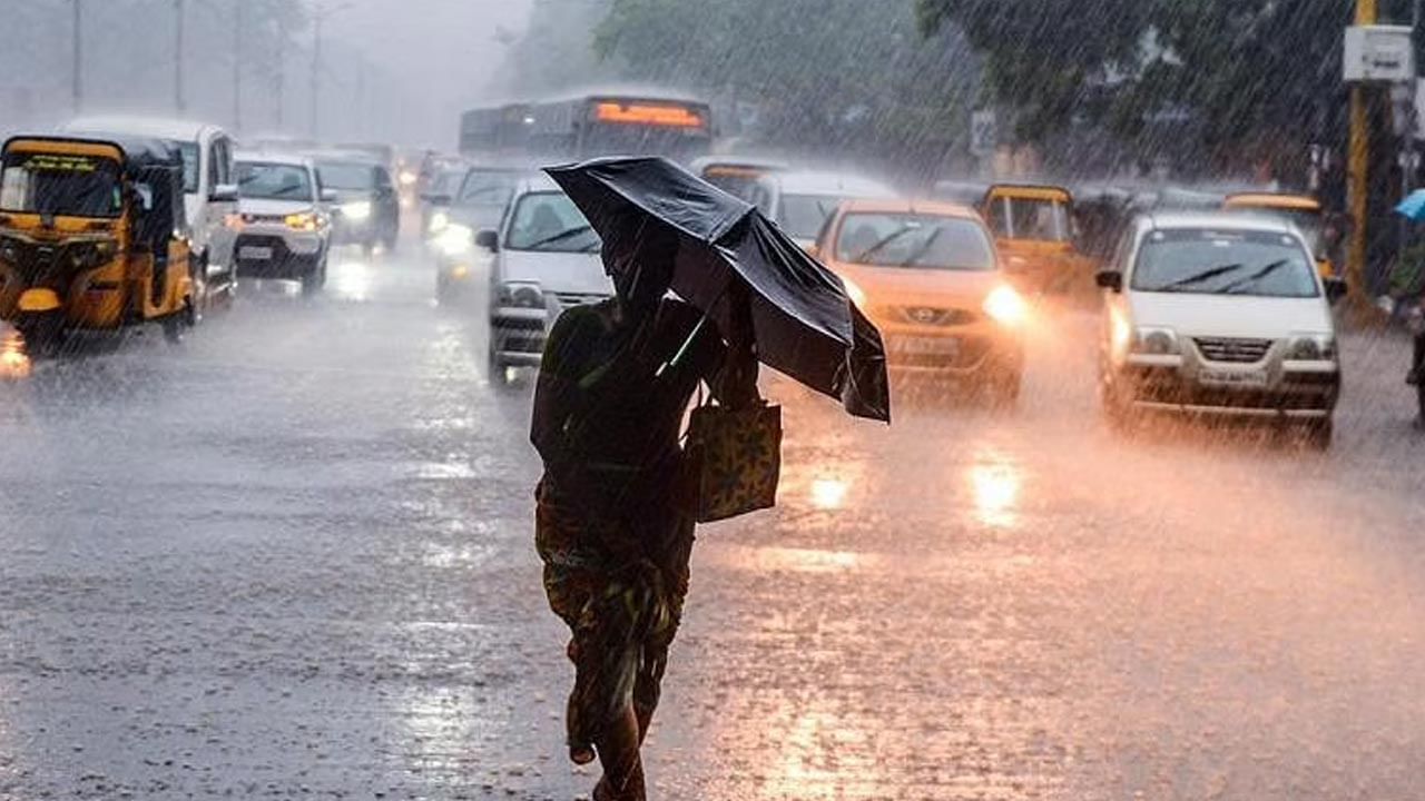 Tamil Nadu Rains: రెడ్ అలర్ట్.. తమిళనాడు, పుదుచ్చేరిలో భారీ వర్షాలు.. స్కూళ్లు, కాలేజీలకు సెలవు..