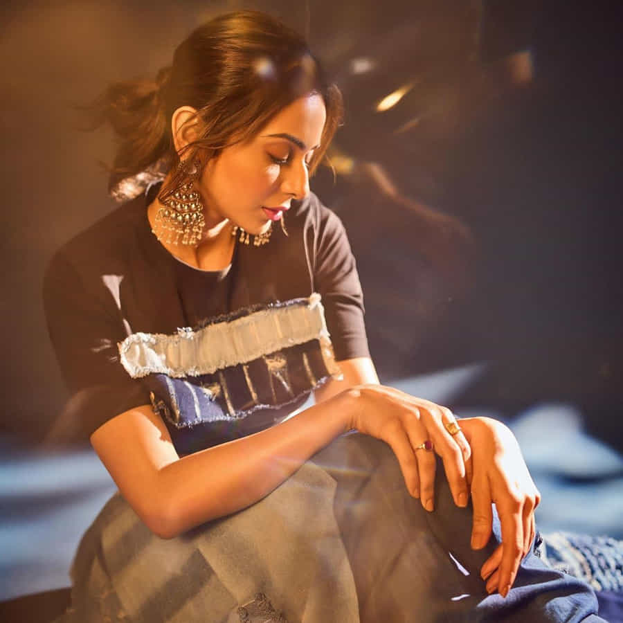 టాలీవుడ్ టాప్ హీరోయిన్ల లిస్ట్ లో తక్కువ టైం లోనే చేరింది అందాల తార రకుల్ ప్రీత్ సింగ్. వరుస సినిమాలు అవకాశాలు దక్కించుకున్న ఈ బ్యూటీ.. టాలీవుడ్లో దాదాపు అందరు అగ్రహీరోల సరసన ఆడిపాడింది.ఈ ముద్దుగుమ్మ తాజా ఫొటోస్ చుస్తే వావ్ అనాల్సిందే.