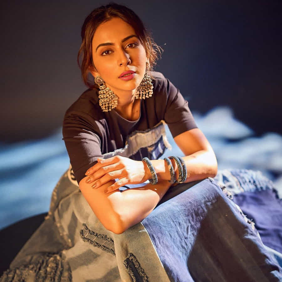 టాలీవుడ్ టాప్ హీరోయిన్ల లిస్ట్ లో తక్కువ టైం లోనే చేరింది అందాల తార రకుల్ ప్రీత్ సింగ్. వరుస సినిమాలు అవకాశాలు దక్కించుకున్న ఈ బ్యూటీ.. టాలీవుడ్లో దాదాపు అందరు అగ్రహీరోల సరసన ఆడిపాడింది.ఈ ముద్దుగుమ్మ తాజా ఫొటోస్ చుస్తే వావ్ అనాల్సిందే.