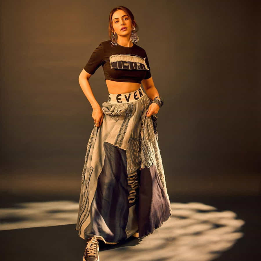 టాలీవుడ్ టాప్ హీరోయిన్ల లిస్ట్ లో తక్కువ టైం లోనే చేరింది అందాల తార రకుల్ ప్రీత్ సింగ్. వరుస సినిమాలు అవకాశాలు దక్కించుకున్న ఈ బ్యూటీ.. టాలీవుడ్లో దాదాపు అందరు అగ్రహీరోల సరసన ఆడిపాడింది.ఈ ముద్దుగుమ్మ తాజా ఫొటోస్ చుస్తే వావ్ అనాల్సిందే.
