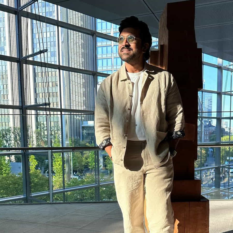 రామ్ చరణ్ న్యూ ఫొటోస్ సోషల్ మీడియాలో వైరల్ అవుతున్నాయి.చెర్రీ డైనమిక్ హీరో అంటూ ఫ్యాన్స్ ఈ ఫొటోస్ ను షేర్ చేస్తున్నారు.