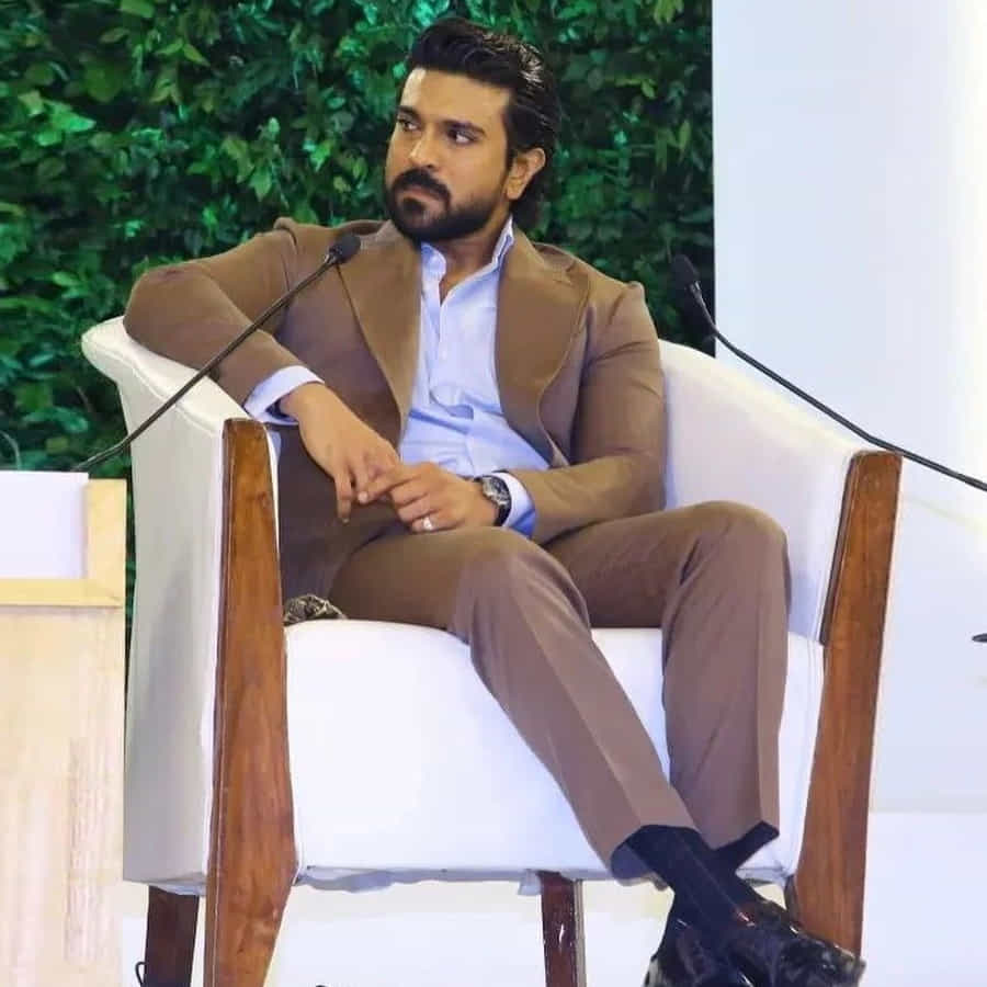 ఈ కార్యక్రమానికి వచ్చిన చరణ్ లుక్ చూసి అందరూ ఎట్ట్రాక్ అవుతున్నారు.