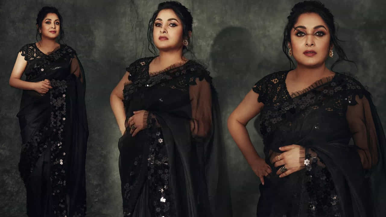 అలనాటి అందాల తారల్లో రమ్యకృష్ణ ఒకరు. గ్లామరస్ క్వీన్ గా ఒకప్పుడు తెలుగు సినీ పరిశ్రమల్లో ఓ వెలుగు వెలిగారు రమ్యకృష్ణ. ఈ ముద్దుగుమ్మ దాదాపు అందరు హీరోల సరసన సినిమాల్లో నటించి మెప్పించింది. అప్పటికి ఇప్పటికి అందం ఏ మాత్రం తగ్గలేదు.