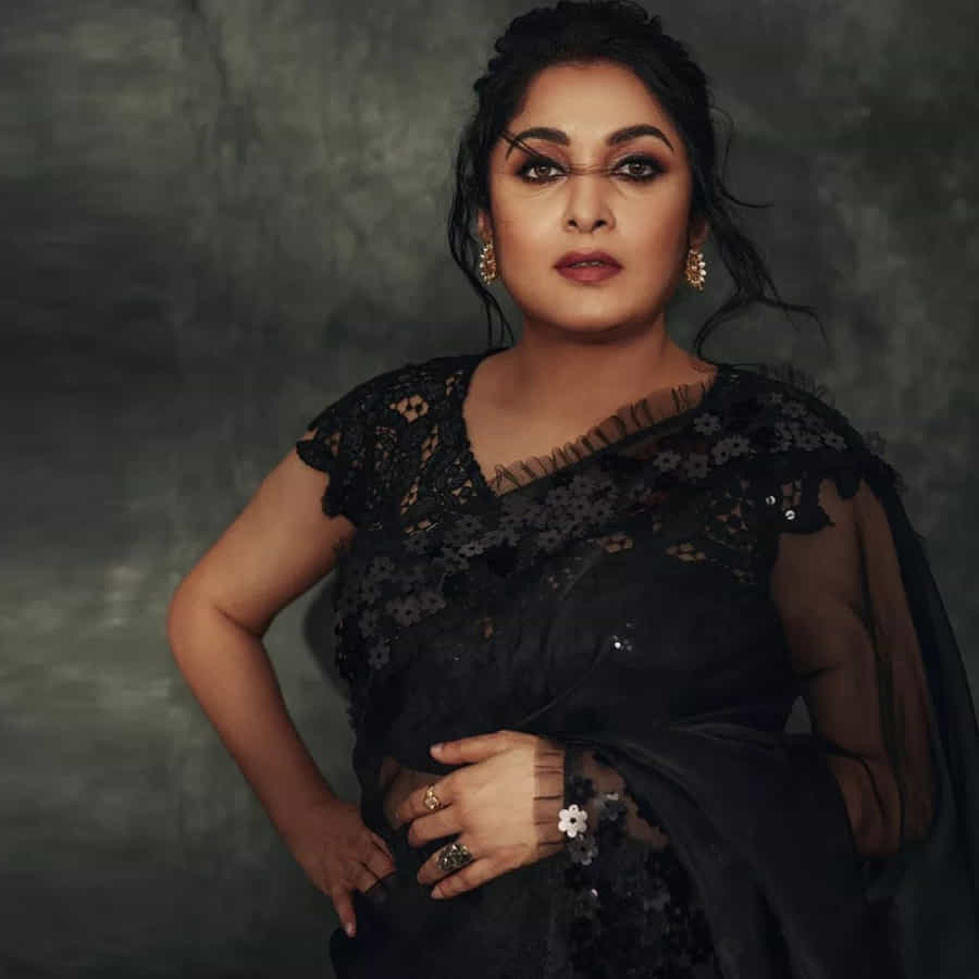 అలనాటి అందాల తారల్లో రమ్యకృష్ణ ఒకరు. గ్లామరస్ క్వీన్ గా ఒకప్పుడు తెలుగు సినీ పరిశ్రమల్లో ఓ వెలుగు వెలిగారు రమ్యకృష్ణ. ఈ ముద్దుగుమ్మ దాదాపు అందరు హీరోల సరసన సినిమాల్లో నటించి మెప్పించింది. అప్పటికి ఇప్పటికి అందం ఏ మాత్రం తగ్గలేదు.