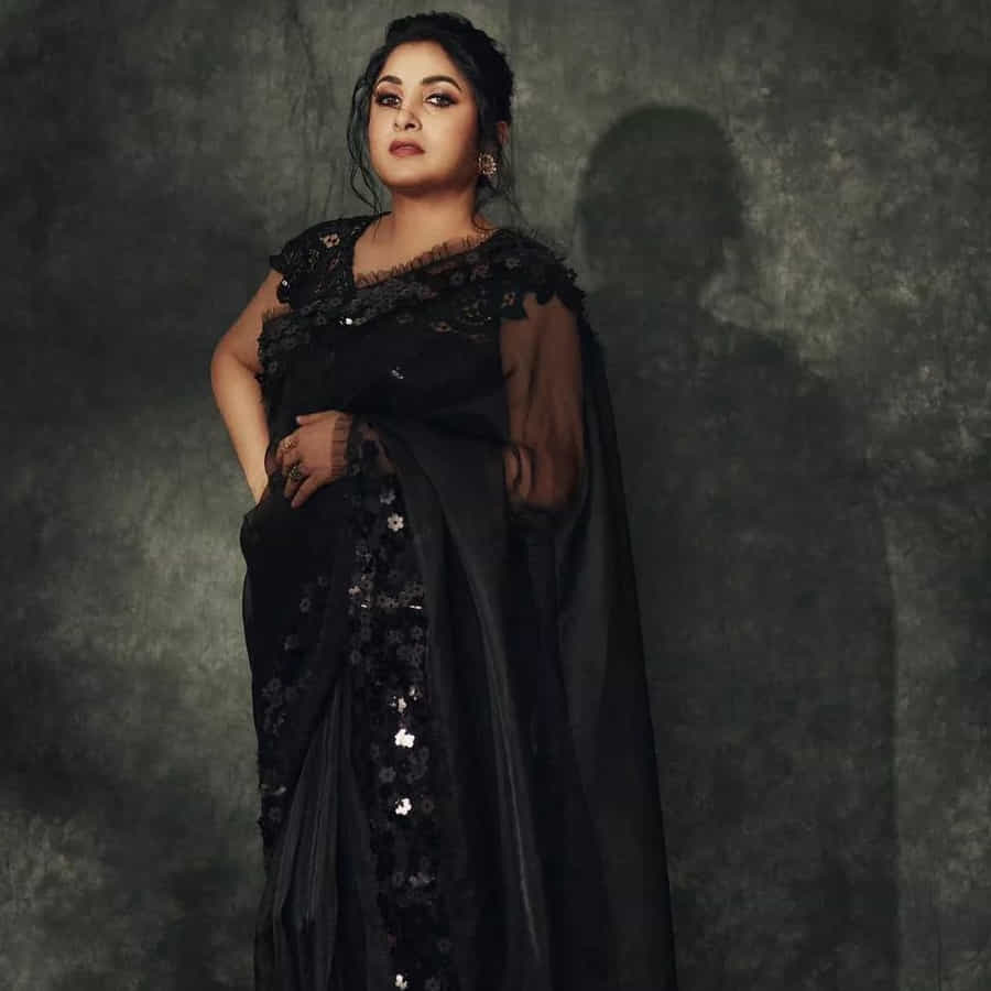 అలనాటి అందాల తారల్లో రమ్యకృష్ణ ఒకరు. గ్లామరస్ క్వీన్ గా ఒకప్పుడు తెలుగు సినీ పరిశ్రమల్లో ఓ వెలుగు వెలిగారు రమ్యకృష్ణ. ఈ ముద్దుగుమ్మ దాదాపు అందరు హీరోల సరసన సినిమాల్లో నటించి మెప్పించింది. అప్పటికి ఇప్పటికి అందం ఏ మాత్రం తగ్గలేదు.