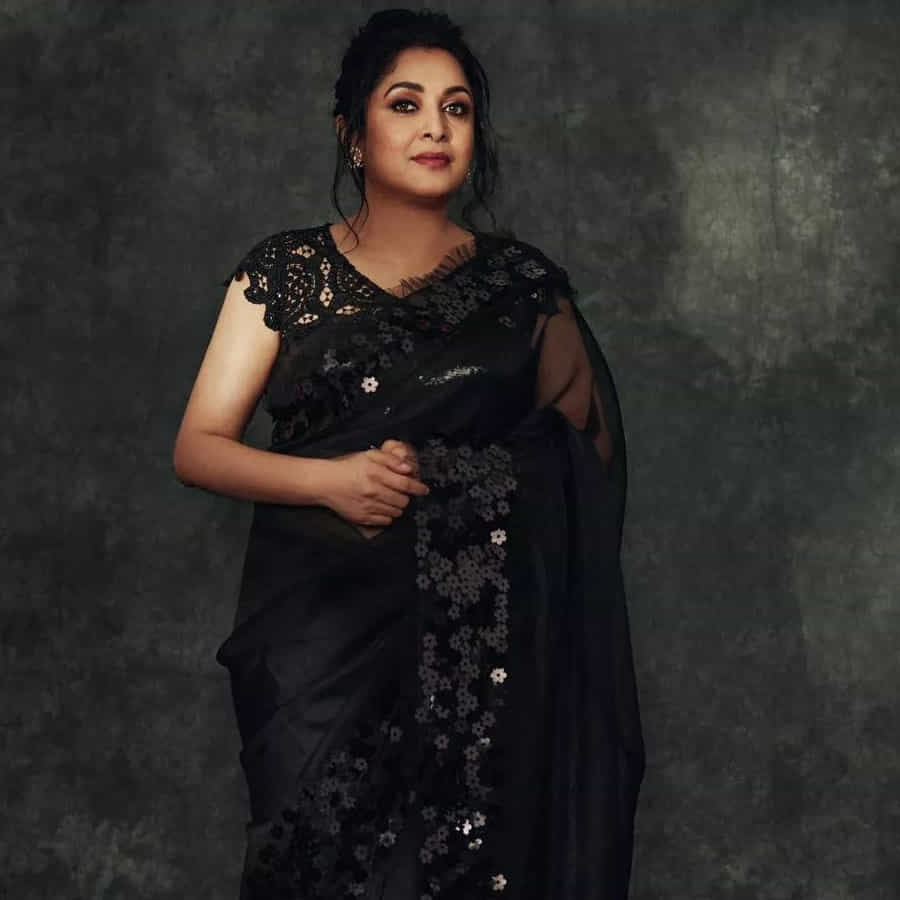 అలనాటి అందాల తారల్లో రమ్యకృష్ణ ఒకరు. గ్లామరస్ క్వీన్ గా ఒకప్పుడు తెలుగు సినీ పరిశ్రమల్లో ఓ వెలుగు వెలిగారు రమ్యకృష్ణ. ఈ ముద్దుగుమ్మ దాదాపు అందరు హీరోల సరసన సినిమాల్లో నటించి మెప్పించింది. అప్పటికి ఇప్పటికి అందం ఏ మాత్రం తగ్గలేదు.
