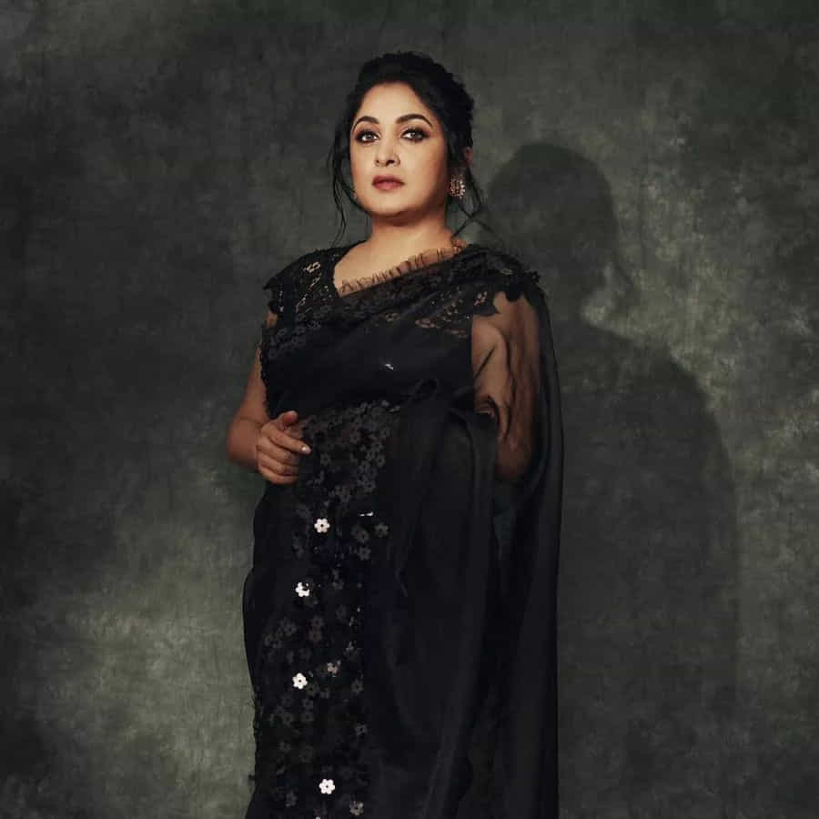 అలనాటి అందాల తారల్లో రమ్యకృష్ణ ఒకరు. గ్లామరస్ క్వీన్ గా ఒకప్పుడు తెలుగు సినీ పరిశ్రమల్లో ఓ వెలుగు వెలిగారు రమ్యకృష్ణ. ఈ ముద్దుగుమ్మ దాదాపు అందరు హీరోల సరసన సినిమాల్లో నటించి మెప్పించింది. అప్పటికి ఇప్పటికి అందం ఏ మాత్రం తగ్గలేదు.