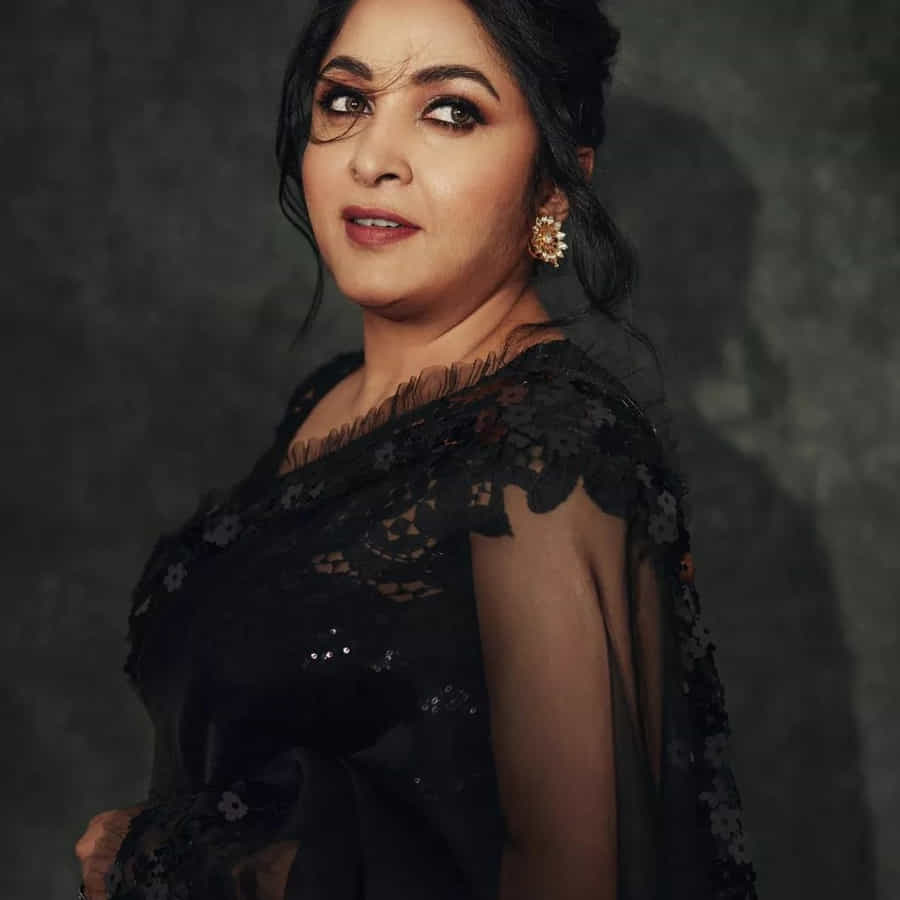 అలనాటి అందాల తారల్లో రమ్యకృష్ణ ఒకరు. గ్లామరస్ క్వీన్ గా ఒకప్పుడు తెలుగు సినీ పరిశ్రమల్లో ఓ వెలుగు వెలిగారు రమ్యకృష్ణ. ఈ ముద్దుగుమ్మ దాదాపు అందరు హీరోల సరసన సినిమాల్లో నటించి మెప్పించింది. అప్పటికి ఇప్పటికి అందం ఏ మాత్రం తగ్గలేదు.