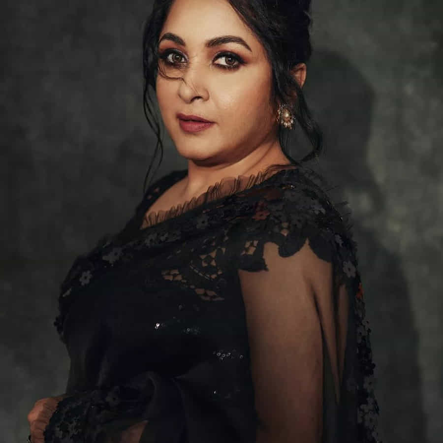 అలనాటి అందాల తారల్లో రమ్యకృష్ణ ఒకరు. గ్లామరస్ క్వీన్ గా ఒకప్పుడు తెలుగు సినీ పరిశ్రమల్లో ఓ వెలుగు వెలిగారు రమ్యకృష్ణ. ఈ ముద్దుగుమ్మ దాదాపు అందరు హీరోల సరసన సినిమాల్లో నటించి మెప్పించింది. అప్పటికి ఇప్పటికి అందం ఏ మాత్రం తగ్గలేదు.
