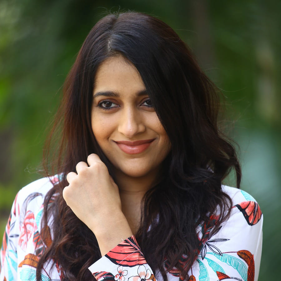 యాంకర్‌గా బుల్లి తెర ప్రేక్షకులను తన చలాకీ తనంలో ఆకట్టుకునే రష్మీ.. సోషల్‌ మీడియాలోనూ యాక్టివ్‌గా ఉంటుంది. తన లేటెస్ట్‌ ఫోటోలను ఎప్పటికప్పుడు అభిమానులతో పంచుకునే ఈ అమ్మడు తాజాగా చీర కట్టులో దిగిన కొన్ని ఫోటోలను పోస్ట్‌ చేసింది..	
