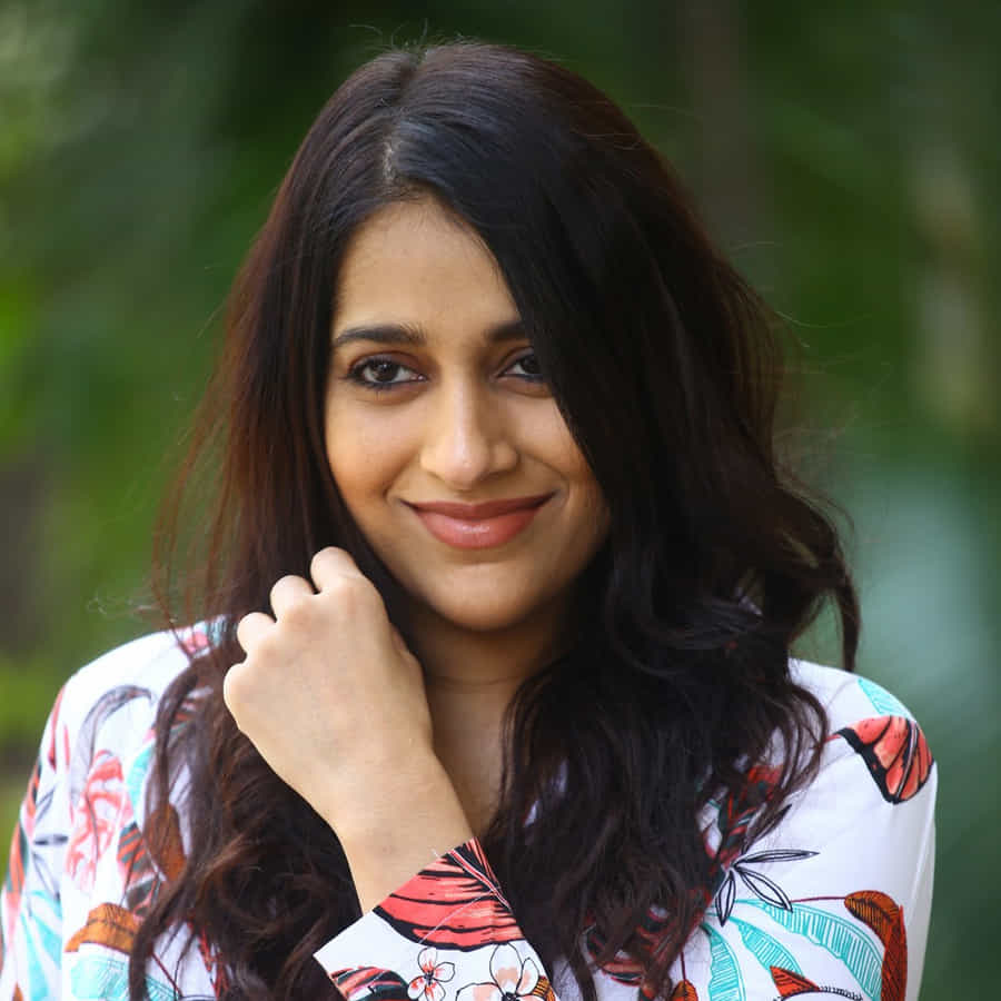 యాంకర్గా బుల్లి తెర ప్రేక్షకులను తన చలాకీ తనంలో ఆకట్టుకునే రష్మీ.. సోషల్ మీడియాలోనూ యాక్టివ్గా ఉంటుంది. తన లేటెస్ట్ ఫోటోలను ఎప్పటికప్పుడు అభిమానులతో పంచుకునే ఈ అమ్మడు తాజాగా చీర కట్టులో దిగిన కొన్ని ఫోటోలను పోస్ట్ చేసింది..