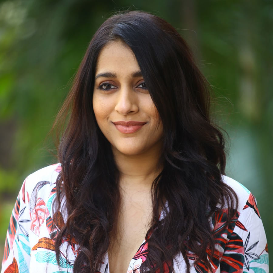 యాంకర్‌గా బుల్లి తెర ప్రేక్షకులను తన చలాకీ తనంలో ఆకట్టుకునే రష్మీ.. సోషల్‌ మీడియాలోనూ యాక్టివ్‌గా ఉంటుంది. తన లేటెస్ట్‌ ఫోటోలను ఎప్పటికప్పుడు అభిమానులతో పంచుకునే ఈ అమ్మడు తాజాగా చీర కట్టులో దిగిన కొన్ని ఫోటోలను పోస్ట్‌ చేసింది..	
