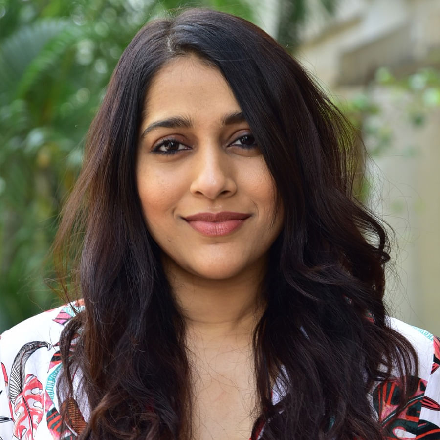 యాంకర్‌గా బుల్లి తెర ప్రేక్షకులను తన చలాకీ తనంలో ఆకట్టుకునే రష్మీ.. సోషల్‌ మీడియాలోనూ యాక్టివ్‌గా ఉంటుంది. తన లేటెస్ట్‌ ఫోటోలను ఎప్పటికప్పుడు అభిమానులతో పంచుకునే ఈ అమ్మడు తాజాగా చీర కట్టులో దిగిన కొన్ని ఫోటోలను పోస్ట్‌ చేసింది..	
