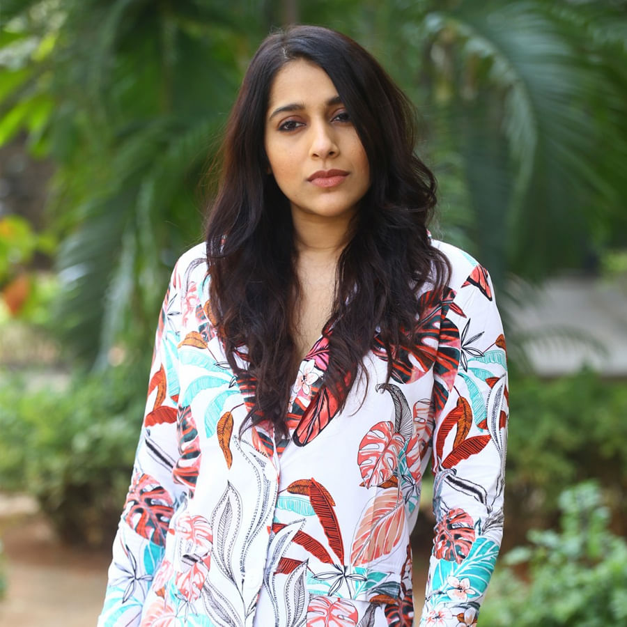 యాంకర్‌గా బుల్లి తెర ప్రేక్షకులను తన చలాకీ తనంలో ఆకట్టుకునే రష్మీ.. సోషల్‌ మీడియాలోనూ యాక్టివ్‌గా ఉంటుంది. తన లేటెస్ట్‌ ఫోటోలను ఎప్పటికప్పుడు అభిమానులతో పంచుకునే ఈ అమ్మడు తాజాగా చీర కట్టులో దిగిన కొన్ని ఫోటోలను పోస్ట్‌ చేసింది..	
