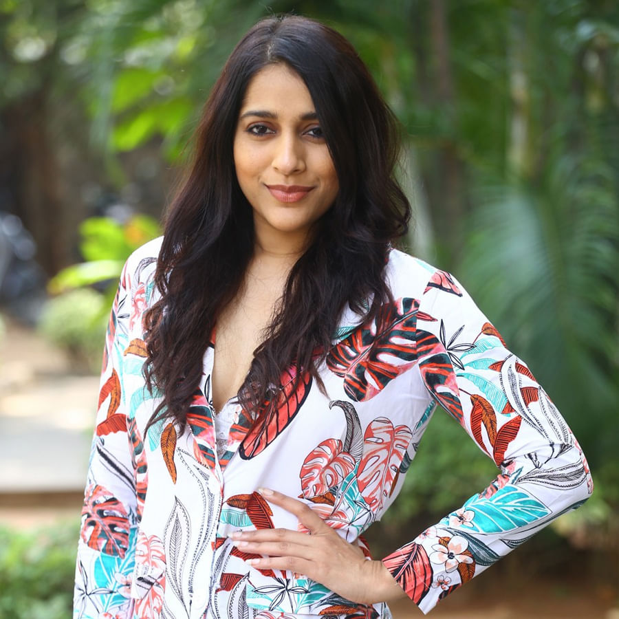 యాంకర్‌గా బుల్లి తెర ప్రేక్షకులను తన చలాకీ తనంలో ఆకట్టుకునే రష్మీ.. సోషల్‌ మీడియాలోనూ యాక్టివ్‌గా ఉంటుంది. తన లేటెస్ట్‌ ఫోటోలను ఎప్పటికప్పుడు అభిమానులతో పంచుకునే ఈ అమ్మడు తాజాగా చీర కట్టులో దిగిన కొన్ని ఫోటోలను పోస్ట్‌ చేసింది..	
