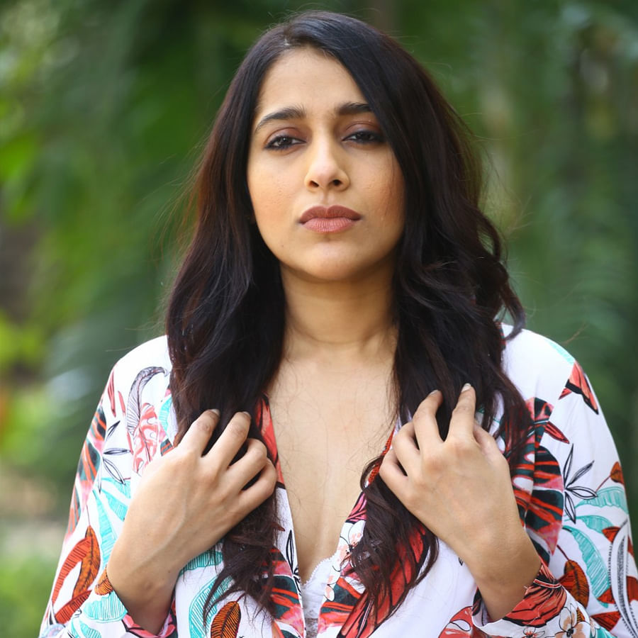 యాంకర్‌గా బుల్లి తెర ప్రేక్షకులను తన చలాకీ తనంలో ఆకట్టుకునే రష్మీ.. సోషల్‌ మీడియాలోనూ యాక్టివ్‌గా ఉంటుంది. తన లేటెస్ట్‌ ఫోటోలను ఎప్పటికప్పుడు అభిమానులతో పంచుకునే ఈ అమ్మడు తాజాగా చీర కట్టులో దిగిన కొన్ని ఫోటోలను పోస్ట్‌ చేసింది..	
