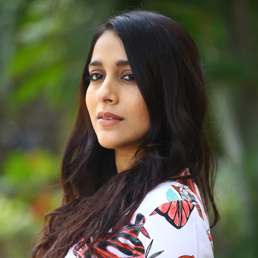 యాంకర్గా బుల్లి తెర ప్రేక్షకులను తన చలాకీ తనంలో ఆకట్టుకునే రష్మీ.. సోషల్ మీడియాలోనూ యాక్టివ్గా ఉంటుంది. తన లేటెస్ట్ ఫోటోలను ఎప్పటికప్పుడు అభిమానులతో పంచుకునే ఈ అమ్మడు తాజాగా చీర కట్టులో దిగిన కొన్ని ఫోటోలను పోస్ట్ చేసింది..