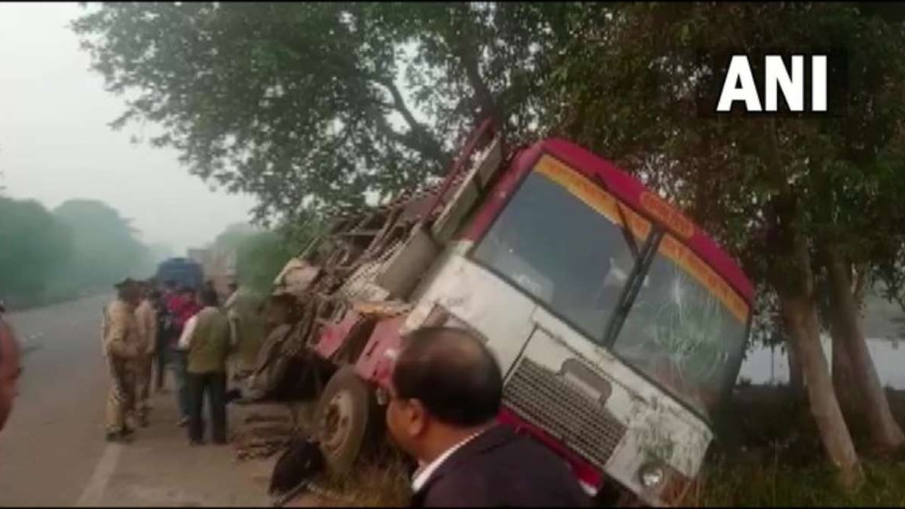 Road Accident in UP: ఉత్తరప్రదేశ్‌లోని లక్నో హైవేపై ఘోర ప్రమాదం.. ప్రమాదంలో ఆరుగురు మృతి..