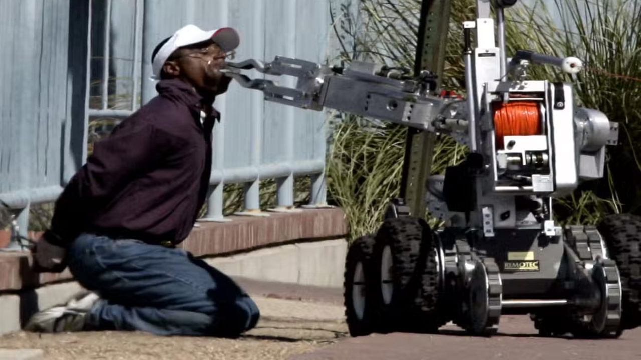 Robot Police in US: గన్ కల్చర్ కు చెక్ పెట్టేదిశగా అమెరికా.. పోలీసులుగా రంగంలోకి దిగనున్న రోబోలు
