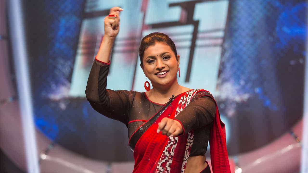 ఇదిలా ఉంటే రాజకీయాల్లోని వచ్చి తర్వాత కూడా పలు రియాలిటీ షోలలో కనిపించిన రోజా.. మంత్రిగా బాధ్యతలు స్వీకరణించిన తర్వాత సినీ ఇండస్ట్రీకి పూర్తిగా దూరంగా ఉంటున్న విషయం తెలిసిందే.