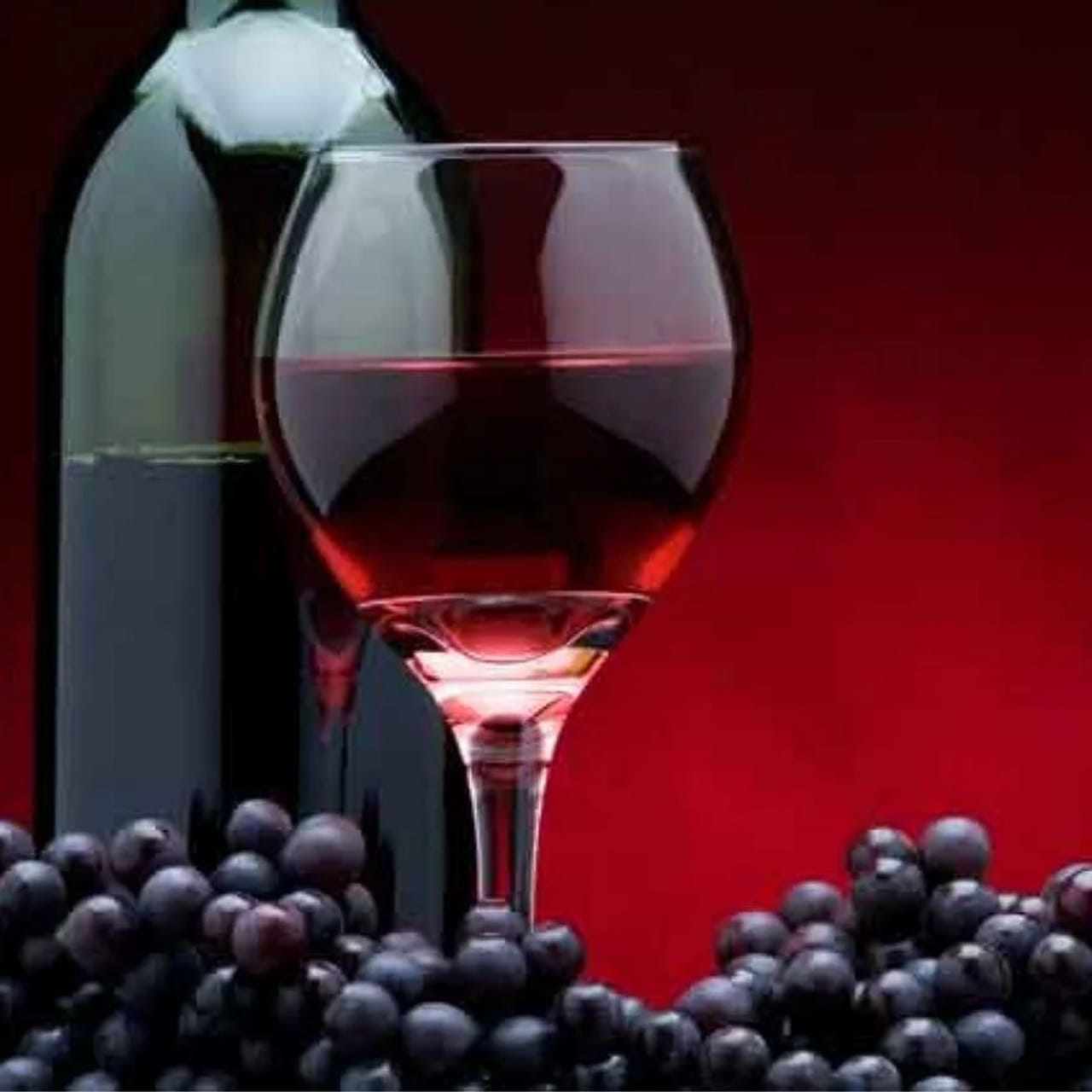 అందం విషయంలో రెడ్ వైన్ ఎంతగానో ఉపయోగపడుతుందని మీకు తెలుసా? యాంటీఆక్సిడెంట్లు పుష్కలంగా ఉన్న రెడ్ వైన్ అనేక చర్మ సమస్యలకు సహాయపడుతుంది. ఇది జుట్టు సమస్యలను కూడా నివారిస్తుంది.