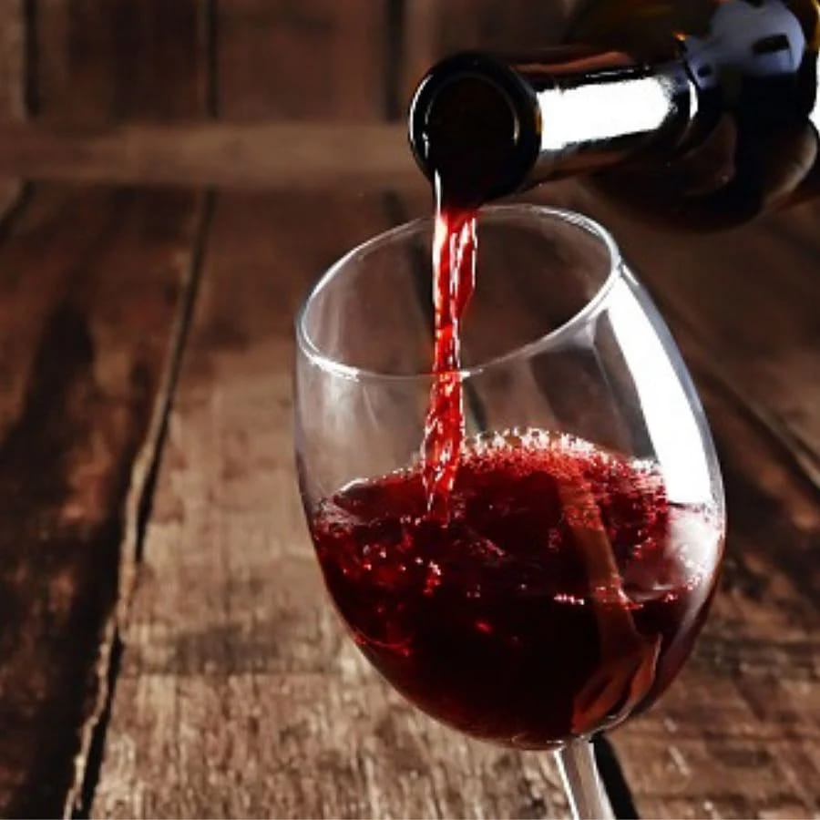 మొటిమల బాధితులు రెడ్ వైన్ నుండి ఉపశమనం పొందవచ్చు. రెడ్ వైన్లో రెస్వెరాట్రాల్ అనే రసాయనం ఉంటుంది. ఇది మొటిమలను కలిగించే బ్యాక్టీరియాతో పోరాడుతుంది.