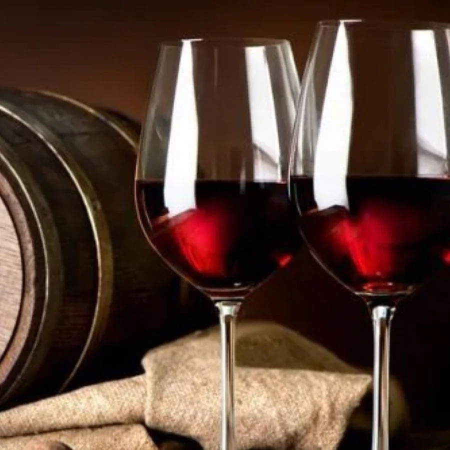 ఎండ వేడిమి వల్ల కలిగే వడదెబ్బకు రెడ్ వైన్ మంచి మందు. ఇది చర్మంపై పేరుకుపోయిన టాన్ను కూడా తొలగిస్తుంది.