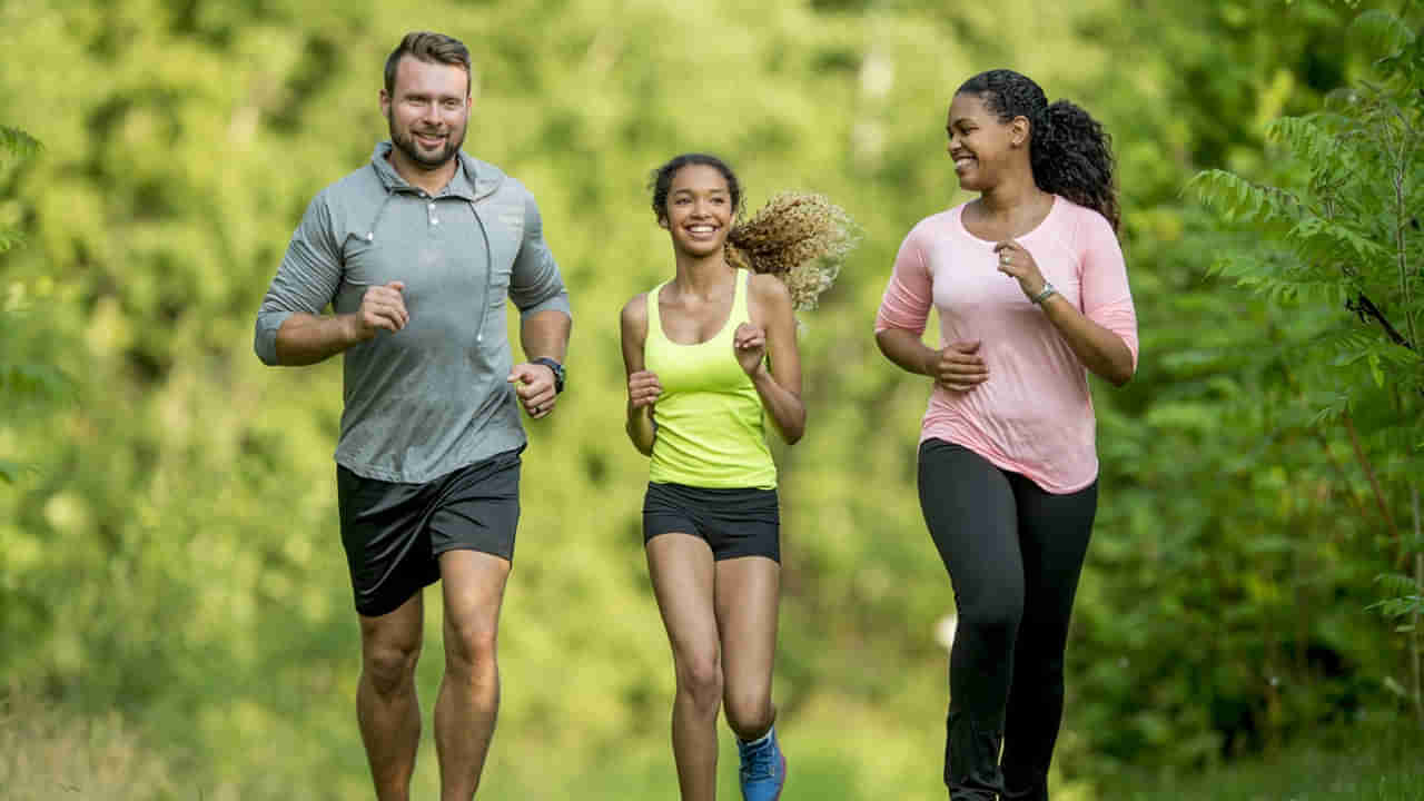 Running Tips: ఇయర్ ఫోన్స్ పెట్టుకుని పరిగెడుతున్నారా.. ఈ విషయాలను గుర్తుంచుకోండి.. లేకపోతే చాలా ఇబ్బంది పడుతారు..