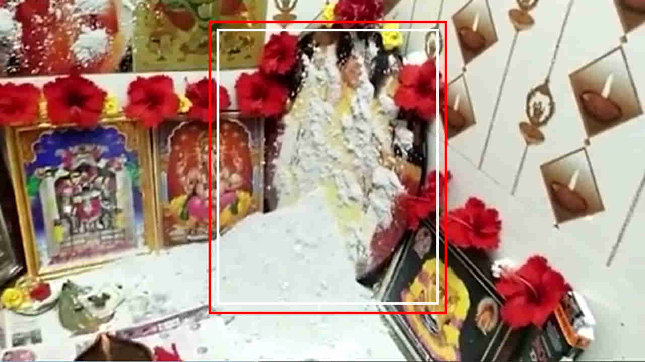 Sathya Sai Baba: సత్యసాయి ఫొటో నుంచి విభూది.. భక్తుడి ఇంటికి క్యూ కట్టిన పుట్టపర్తి గ్రామస్తులు..