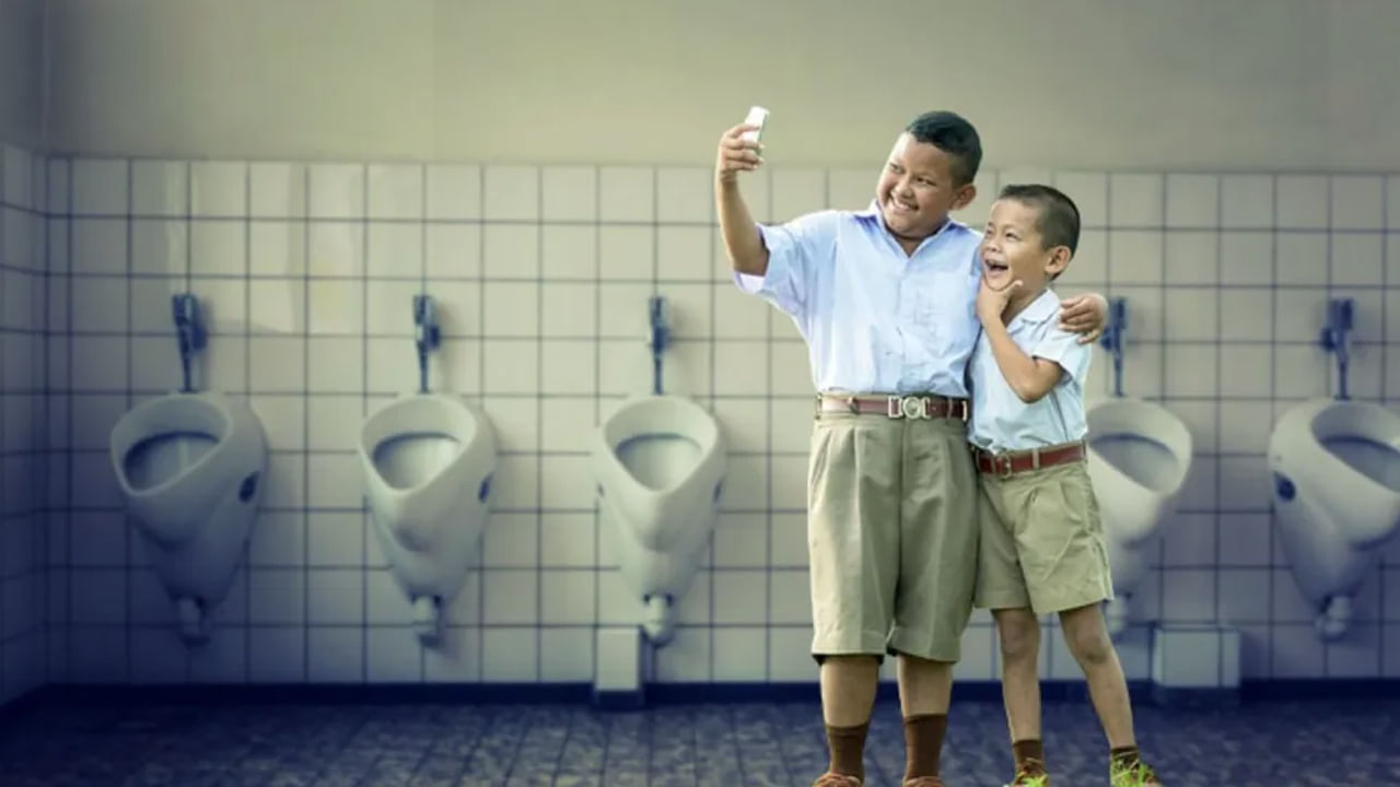 Toilet Selfie: స్టూడెంట్స్ టాయిలెట్‌తో సెల్ఫీ.. అధికారులు ఆదేశాలు.. మండిపడుతున్న టీచర్స్