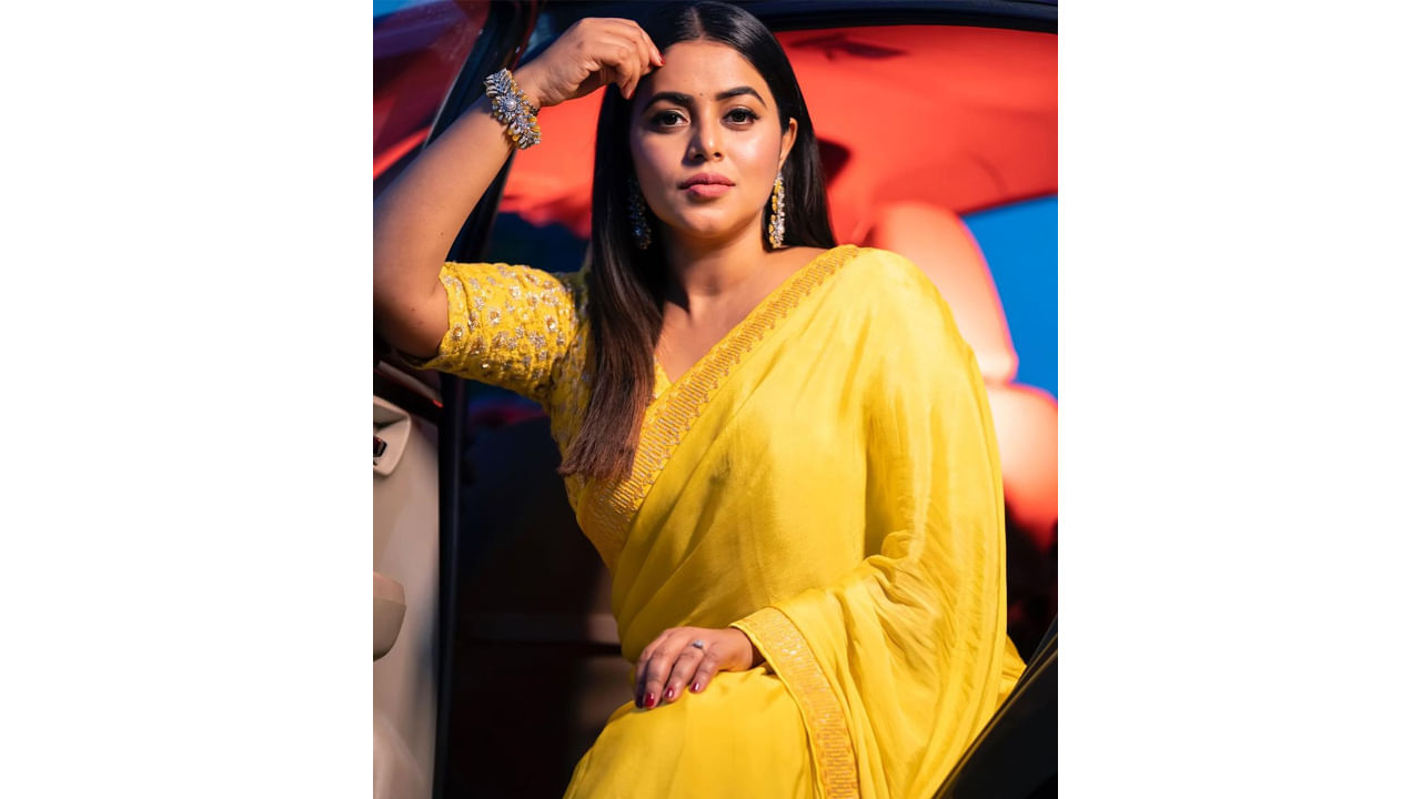 పూర్ణ.. గురించి ప్రత్యేకంగా పరిచయం చేయాల్సిన పనిలేదు. ఓ వైపు టీవీల్లో వివిధ షోల్లో జడ్జీలుగా చేస్తూనే అవకాశం ఉన్నప్పుడల్లా సినిమాల్లో కనిపిస్తున్నారు.
