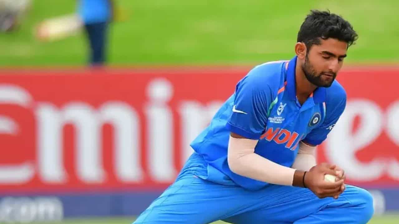 విజయ్ హజారే ట్రోఫీ క్వార్టర్ ఫైనల్‌లో శివ సింగ్ బౌలింగ్‌లో గైక్వాడ్ ఒక ఓవర్‌లో గరిష్టంగా 7 సిక్సర్లు కొట్టాడు. ఈ ఓవర్‌లో అతను నో బాల్‌తో సహా మొత్తం 7 బంతులు వేశాడు. అందులో గైక్వాడ్ అన్ని బంతుల్లో సిక్స్‌లు కొట్టాడు. 