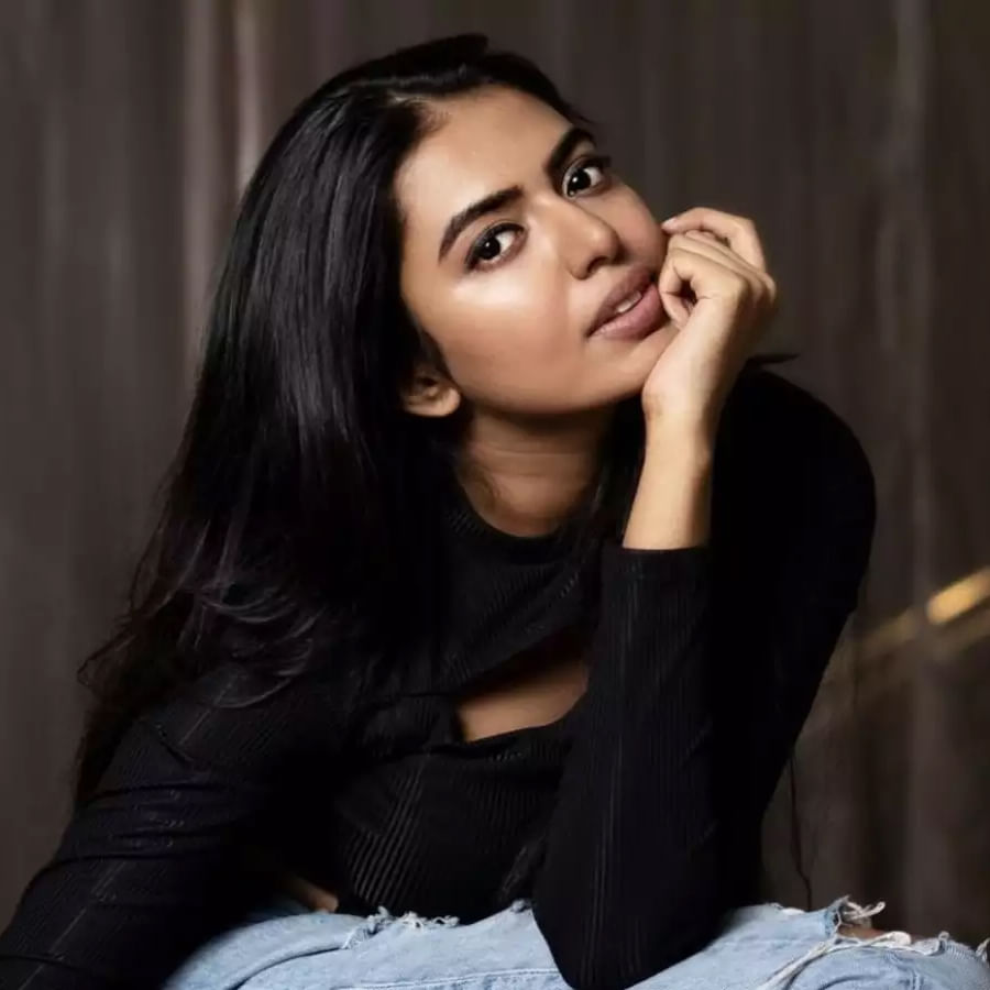 మా ఇంట్లో మా అమ్మానాన్నలు కూడా నా పెళ్లి గురించిన ప్రయత్నాలు ఇంకా మొదలుపెట్టలేదు. ఎవరి పనులతో వాళ్లం బిజీగా ఉన్నాము.