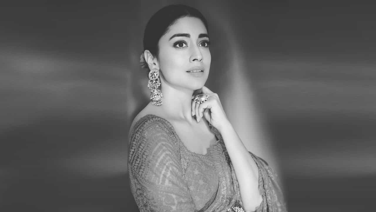 అందాల తార శ్రీయ శరన్ గురించి పరిచయం అవసరం లేదు. దాదాపు ఇరవై సంవత్సరాలుగా టాలీవుడ్ లో తనదైన అందం నటనతో తెలుగు ప్రేక్షకులను ఎంతగానో అలరించింది .టాలీవుడ్ స్టార్స్ అందరి సరసన నటించి ఓ వెలుగు వెలిగిన నటి శ్రీయ ఇప్పటికి ఫోటోషూట్ తో కూడా తన స్పీడ్ ఏ మాత్రం తగ్గించడం లేదు..