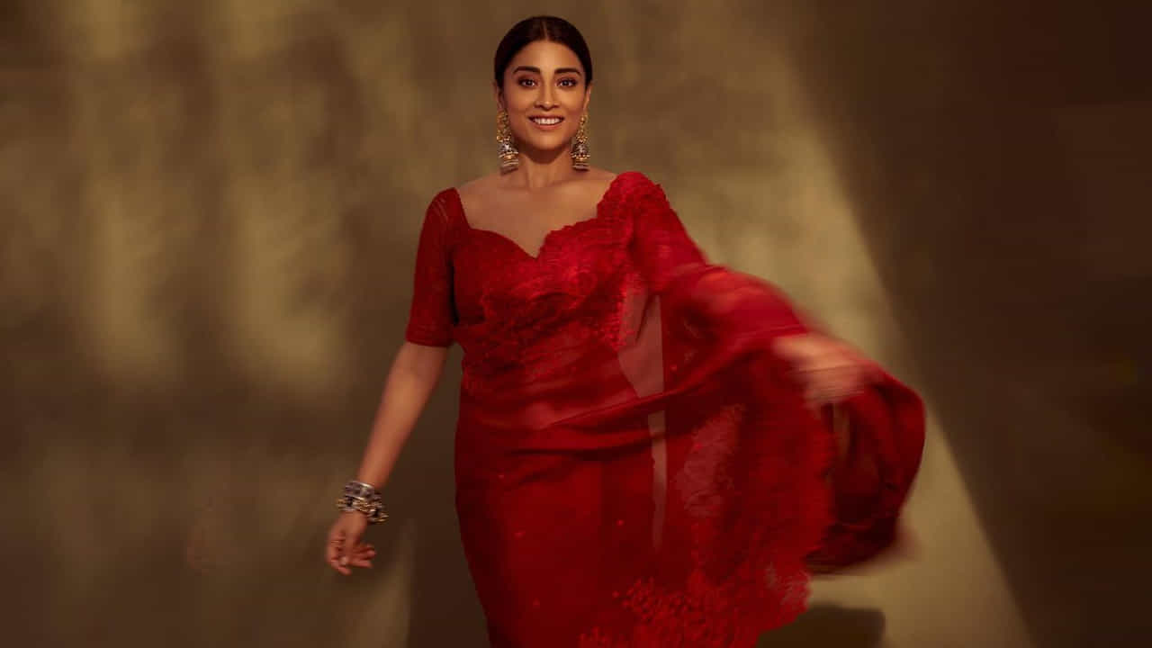 అందాల తార శ్రీయ శరన్ గురించి పరిచయం అవసరం లేదు. దాదాపు ఇరవై సంవత్సరాలుగా టాలీవుడ్ లో తనదైన అందం నటనతో తెలుగు ప్రేక్షకులను ఎంతగానో అలరించింది .టాలీవుడ్ స్టార్స్ అందరి సరసన నటించి ఓ వెలుగు వెలిగిన నటి శ్రీయ ఇప్పటికి ఫోటోషూట్ తో కూడా తన స్పీడ్ ఏ మాత్రం తగ్గించడం లేదు..