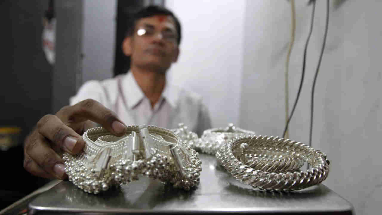 Silver Prices: వెండి ధరలు చుక్కలు చూపించడం ఖాయమంటున్న నిపుణులు.. అసలు కారణం అదేనా.?