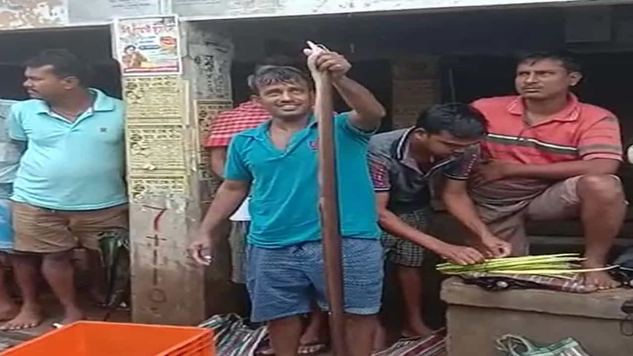 సుందర్బన్స్లోని రాయమంగల్ నదిలో మత్స్యకారుల వలలో 6 అడుగుల పాములాంటి అరుదైన చేప చిక్కింది.