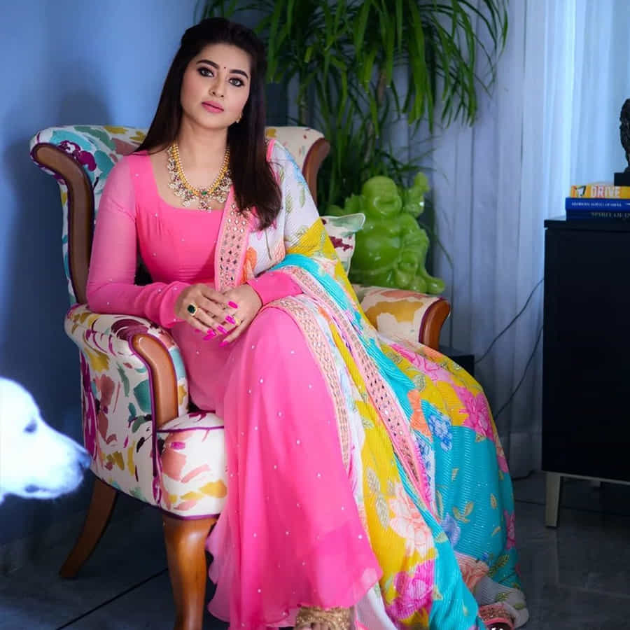 తెలుగు ప్రేక్షకులకు హీరోయిన్ స్నేహ గురించి ప్రత్యేకంగా చెప్పాల్సిన పనిలేదు. తన నటనతో టాలీవుడ్ ఆడియన్స్ను ఆకట్టుకుంది స్నేహ. గ్లామరస్ పాత్రకు అమడ దూరంలో ఉంటూ… కంటెంట్ ప్రాధాన్యత ఉన్న సినిమాలను ఎంచుకుంటూ సుధీర్ఘ కాలంపాట్ టాప్ హీరోయిన్గా కొనసాగింది.