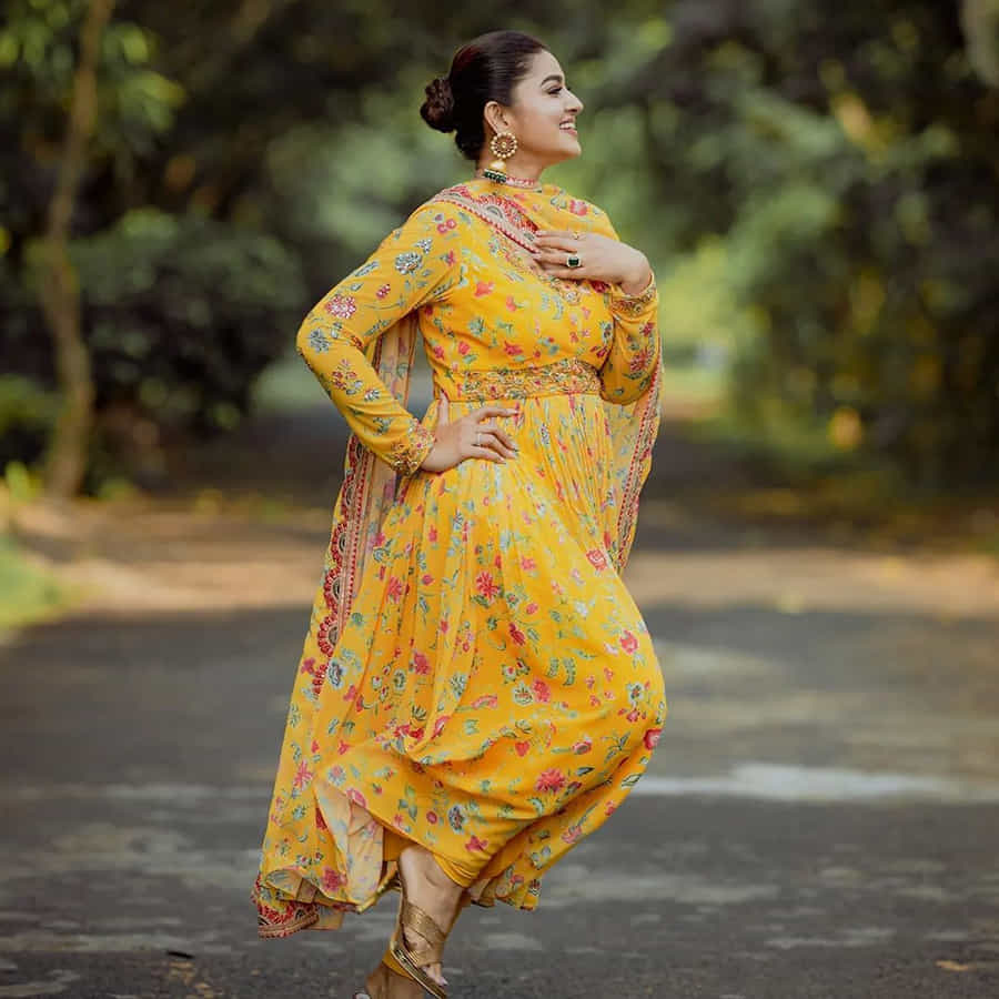 తెలుగు ప్రేక్షకులకు హీరోయిన్ స్నేహ గురించి ప్రత్యేకంగా చెప్పాల్సిన పనిలేదు. తన నటనతో టాలీవుడ్ ఆడియన్స్ను ఆకట్టుకుంది స్నేహ. గ్లామరస్ పాత్రకు అమడ దూరంలో ఉంటూ… కంటెంట్ ప్రాధాన్యత ఉన్న సినిమాలను ఎంచుకుంటూ సుధీర్ఘ కాలంపాట్ టాప్ హీరోయిన్గా కొనసాగింది.