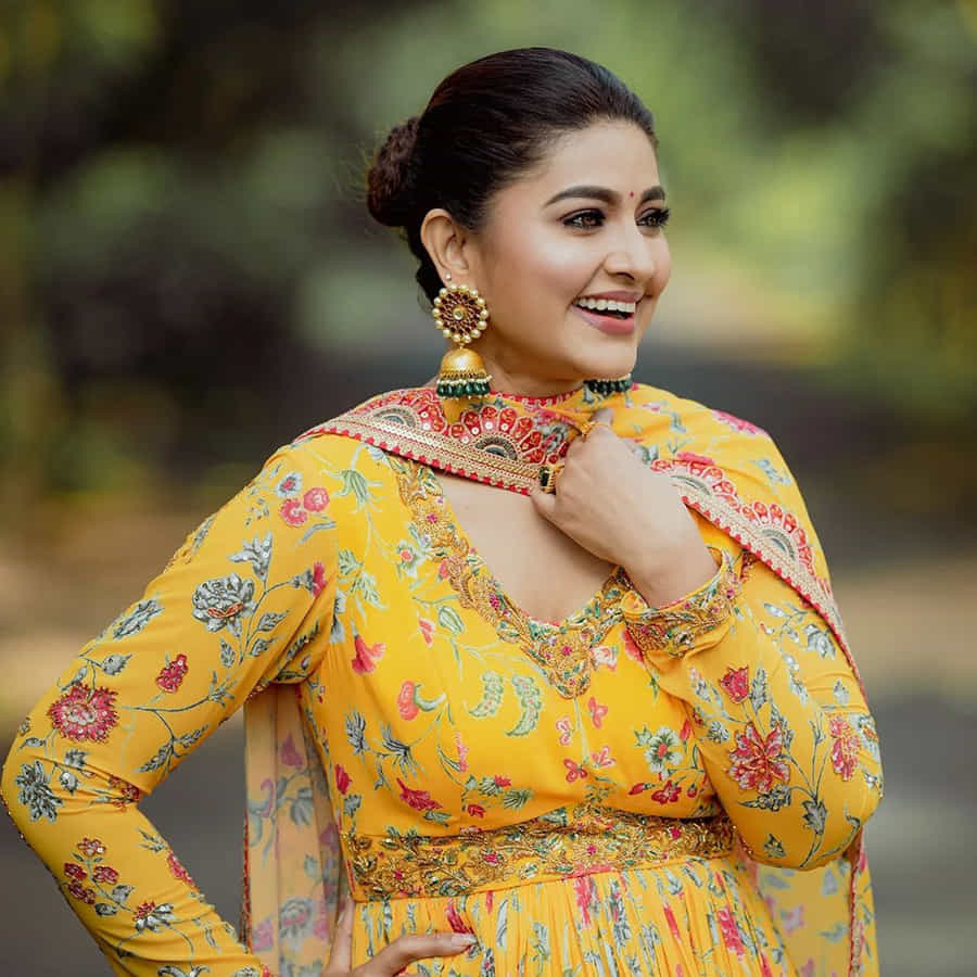 తెలుగు ప్రేక్షకులకు హీరోయిన్ స్నేహ గురించి ప్రత్యేకంగా చెప్పాల్సిన పనిలేదు. తన నటనతో టాలీవుడ్ ఆడియన్స్ను ఆకట్టుకుంది స్నేహ. గ్లామరస్ పాత్రకు అమడ దూరంలో ఉంటూ… కంటెంట్ ప్రాధాన్యత ఉన్న సినిమాలను ఎంచుకుంటూ సుధీర్ఘ కాలంపాట్ టాప్ హీరోయిన్గా కొనసాగింది.