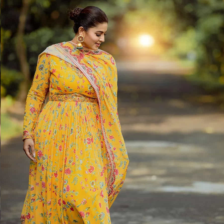 తెలుగు ప్రేక్షకులకు హీరోయిన్ స్నేహ గురించి ప్రత్యేకంగా చెప్పాల్సిన పనిలేదు. తన నటనతో టాలీవుడ్ ఆడియన్స్ను ఆకట్టుకుంది స్నేహ. గ్లామరస్ పాత్రకు అమడ దూరంలో ఉంటూ… కంటెంట్ ప్రాధాన్యత ఉన్న సినిమాలను ఎంచుకుంటూ సుధీర్ఘ కాలంపాట్ టాప్ హీరోయిన్గా కొనసాగింది.