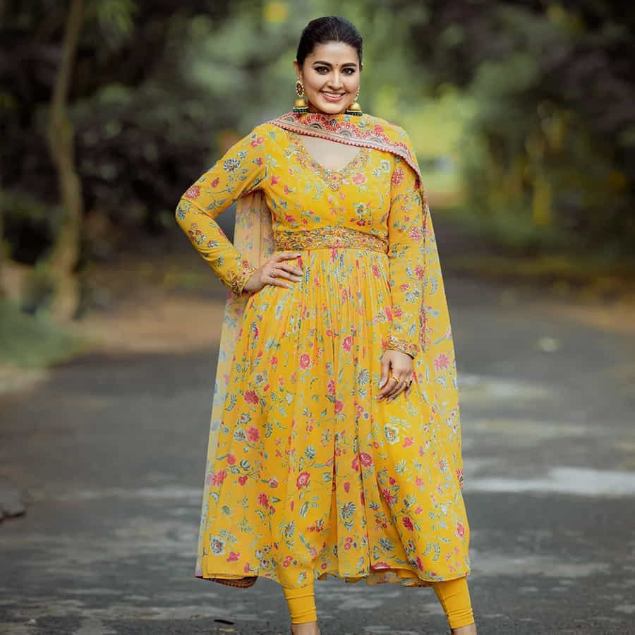 తెలుగు ప్రేక్షకులకు హీరోయిన్ స్నేహ గురించి ప్రత్యేకంగా చెప్పాల్సిన పనిలేదు. తన నటనతో టాలీవుడ్ ఆడియన్స్ను ఆకట్టుకుంది స్నేహ. గ్లామరస్ పాత్రకు అమడ దూరంలో ఉంటూ… కంటెంట్ ప్రాధాన్యత ఉన్న సినిమాలను ఎంచుకుంటూ సుధీర్ఘ కాలంపాట్ టాప్ హీరోయిన్గా కొనసాగింది.