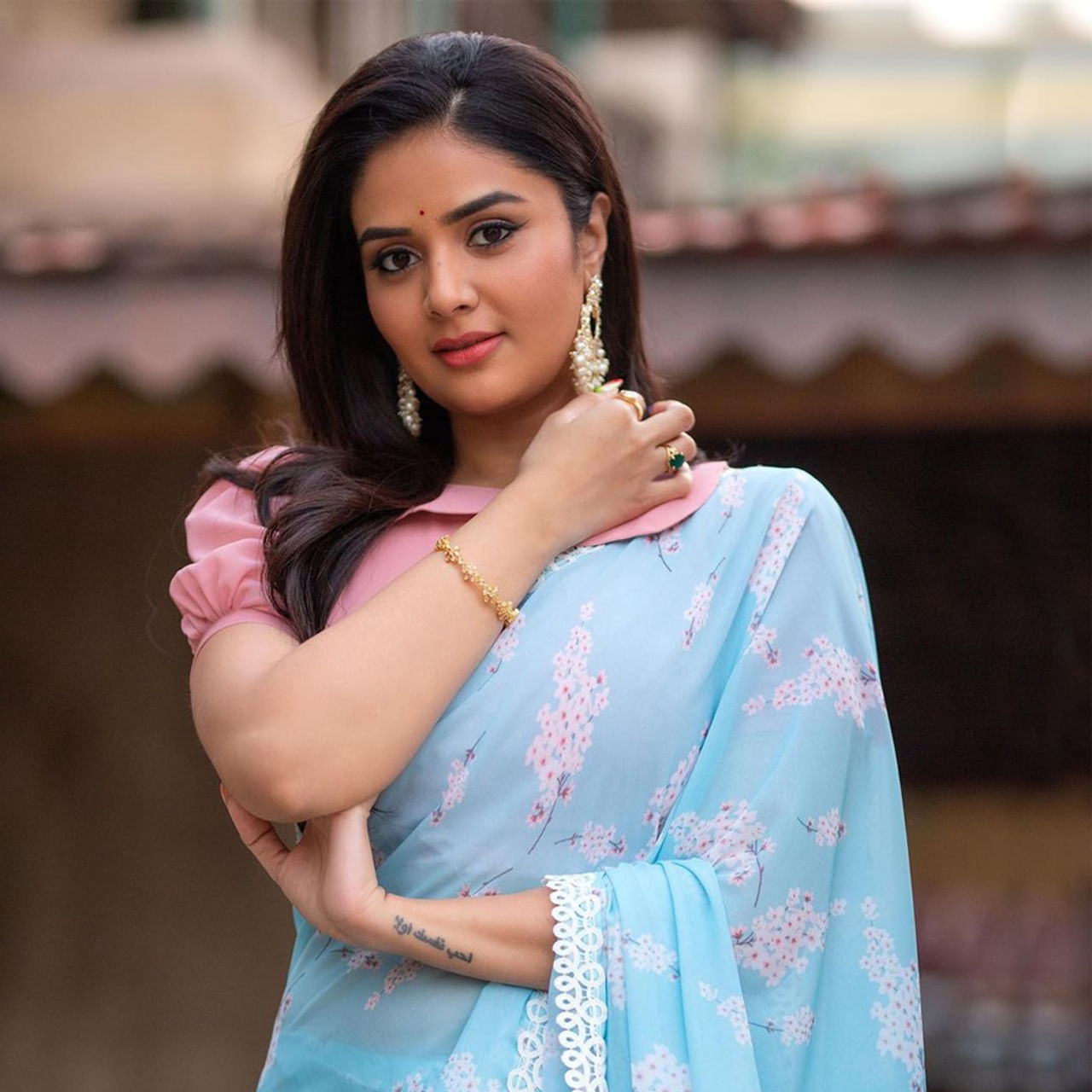 శ్రీముఖి.. ఈ అమ్మడు స్క్రీన్ మీద కనిపిస్తే చాలు ఎక్కడాలేని ఎనర్జీ వచ్చేస్తుంది. అందంతో చలాకీ మాటలతో ప్రేక్షకులను కట్టిపడేస్తుంది ఈ బ్యూటీ
