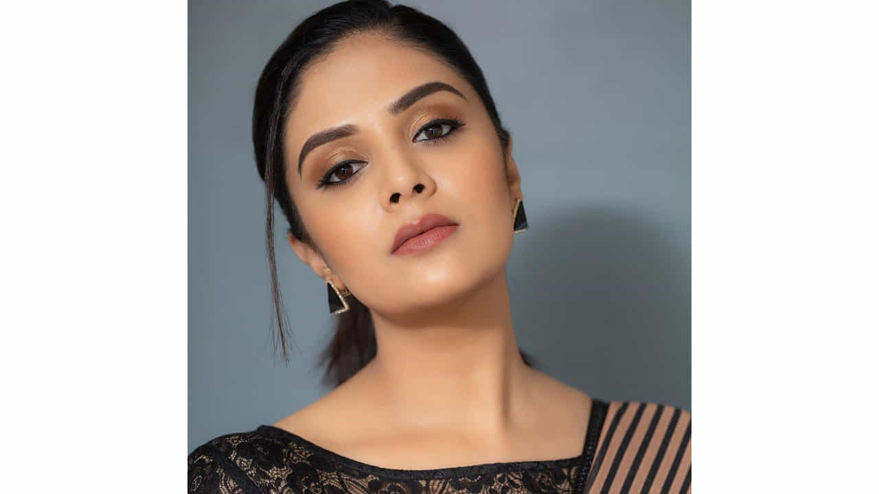 శ్రీముఖి.. ఈ అమ్మడు స్క్రీన్ మీద కనిపిస్తే చాలు ఎక్కడాలేని ఎనర్జీ వచ్చేస్తుంది. అందంతో చలాకీ మాటలతో ప్రేక్షకులను కట్టిపడేస్తుంది ఈ బ్యూటీ
