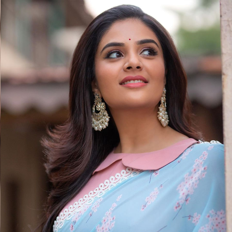 శ్రీముఖి.. ఈ అమ్మడు స్క్రీన్ మీద కనిపిస్తే చాలు ఎక్కడాలేని ఎనర్జీ వచ్చేస్తుంది. అందంతో చలాకీ మాటలతో ప్రేక్షకులను కట్టిపడేస్తుంది ఈ బ్యూటీ
