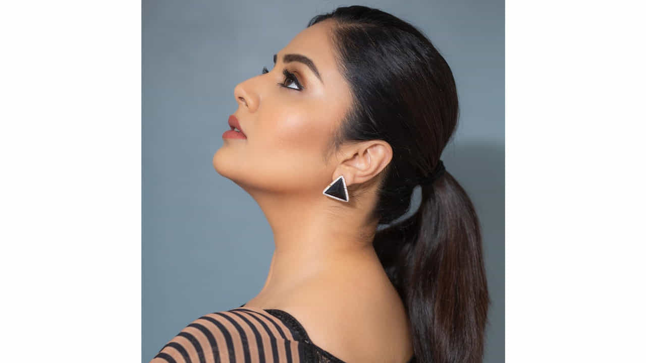 శ్రీముఖి.. ఈ అమ్మడు స్క్రీన్ మీద కనిపిస్తే చాలు ఎక్కడాలేని ఎనర్జీ వచ్చేస్తుంది. అందంతో చలాకీ మాటలతో ప్రేక్షకులను కట్టిపడేస్తుంది ఈ బ్యూటీ