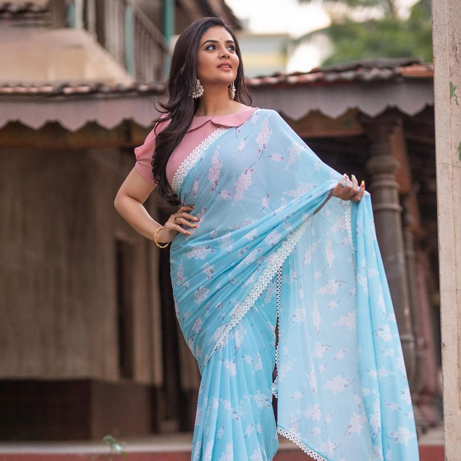 శ్రీముఖి.. ఈ అమ్మడు స్క్రీన్ మీద కనిపిస్తే చాలు ఎక్కడాలేని ఎనర్జీ వచ్చేస్తుంది. అందంతో చలాకీ మాటలతో ప్రేక్షకులను కట్టిపడేస్తుంది ఈ బ్యూటీ
