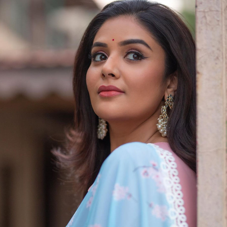 శ్రీముఖి.. ఈ అమ్మడు స్క్రీన్ మీద కనిపిస్తే చాలు ఎక్కడాలేని ఎనర్జీ వచ్చేస్తుంది. అందంతో చలాకీ మాటలతో ప్రేక్షకులను కట్టిపడేస్తుంది ఈ బ్యూటీ
