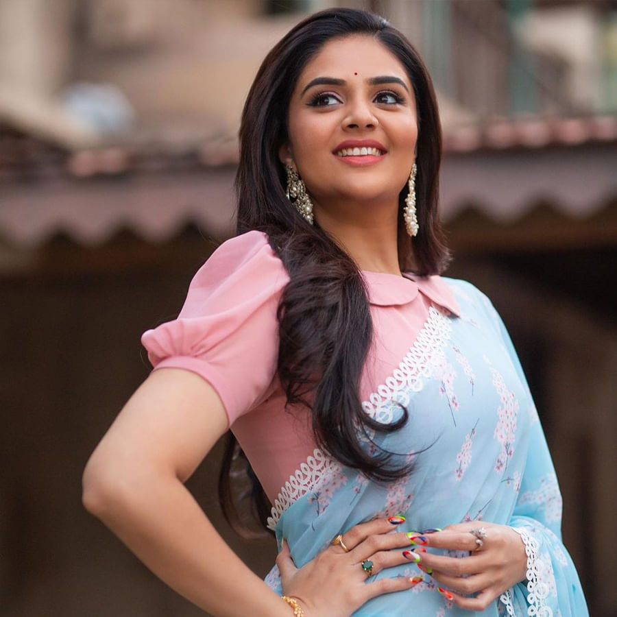 శ్రీముఖి.. ఈ అమ్మడు స్క్రీన్ మీద కనిపిస్తే చాలు ఎక్కడాలేని ఎనర్జీ వచ్చేస్తుంది. అందంతో చలాకీ మాటలతో ప్రేక్షకులను కట్టిపడేస్తుంది ఈ బ్యూటీ
