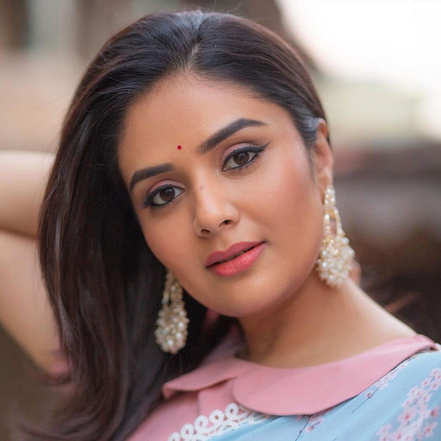 శ్రీముఖి.. ఈ అమ్మడు స్క్రీన్ మీద కనిపిస్తే చాలు ఎక్కడాలేని ఎనర్జీ వచ్చేస్తుంది. అందంతో చలాకీ మాటలతో ప్రేక్షకులను కట్టిపడేస్తుంది ఈ బ్యూటీ
